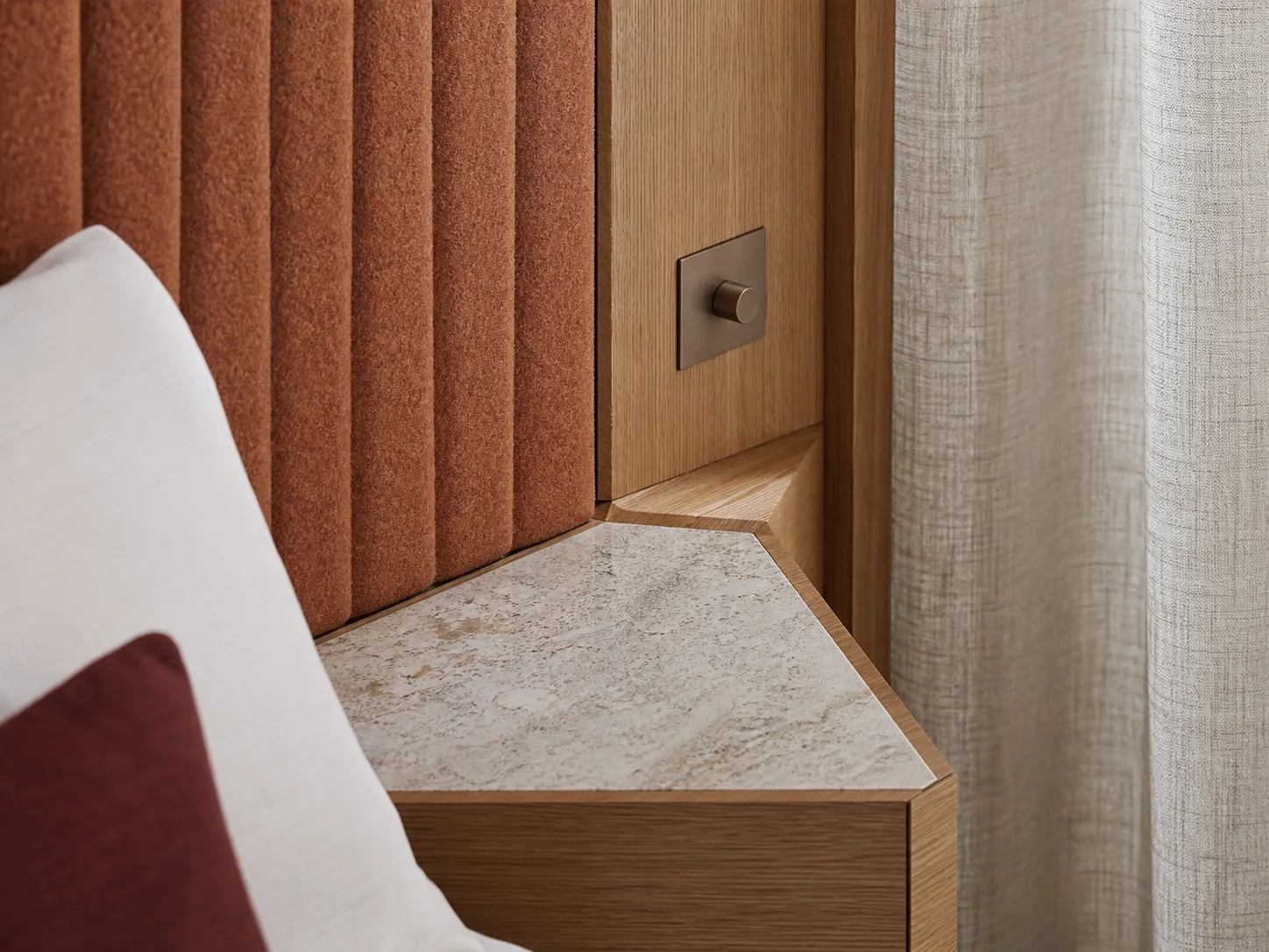 Detail aus Naturstein, Holz, Textil und mattem Metall im Hotelzimmer