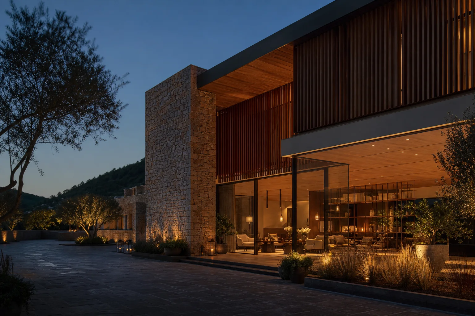 Zeitgenössisches Hotel aus Stein, Holz und Glas am Abend